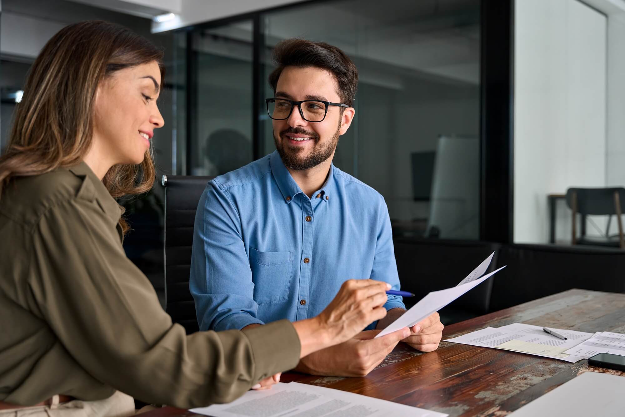Czym są bazy danych biznesowych i jak wspierają rozwój sprzedaży